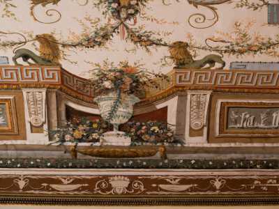 Il soffitto � interamente ricoperto da un coloratissimo ed elaborato affresco di stile settecentesco